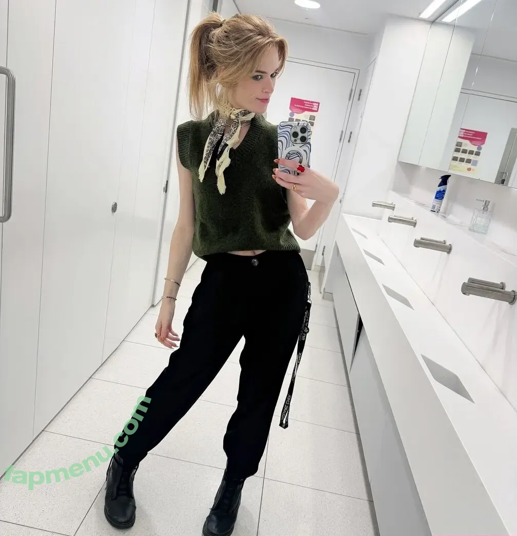 Hollie Bennett nude photo #0162 (pheonixb / tshaileybennett)