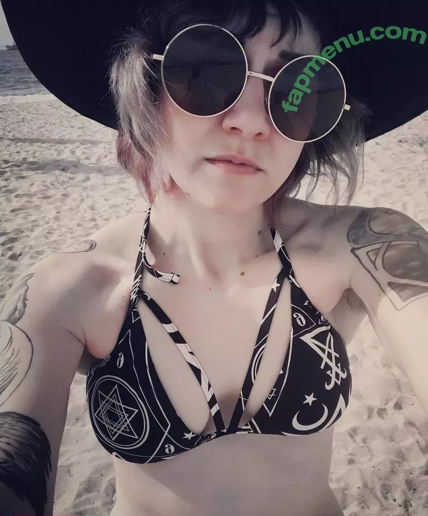 Holly Conrad nude photo #0003 (HollyConrad / commanderholly)