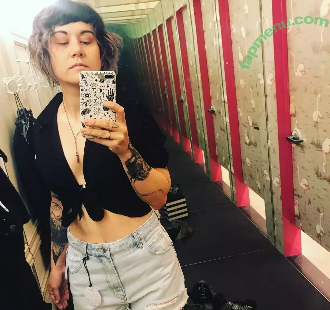 Holly Conrad nude photo #0010 (HollyConrad / commanderholly)