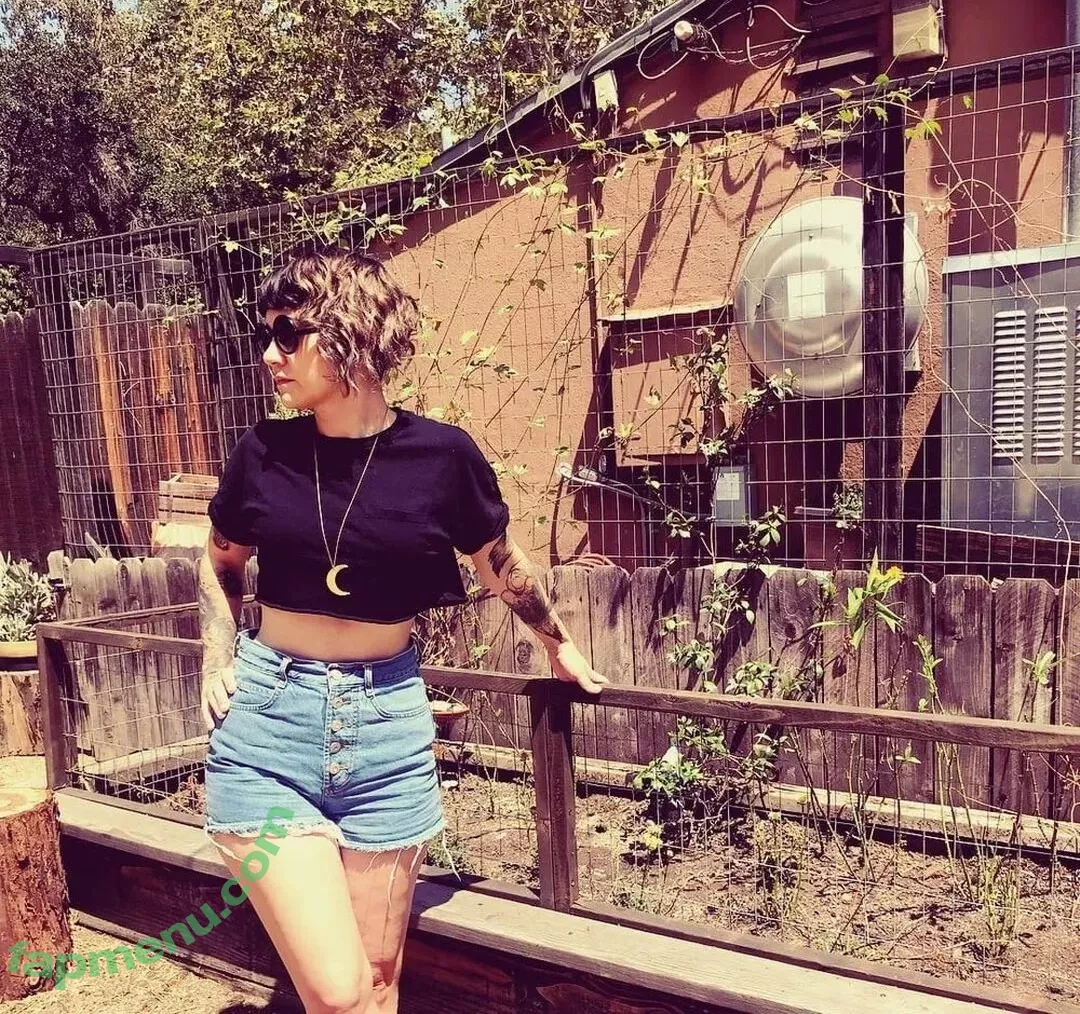 Holly Conrad nude photo #0039 (HollyConrad / commanderholly)