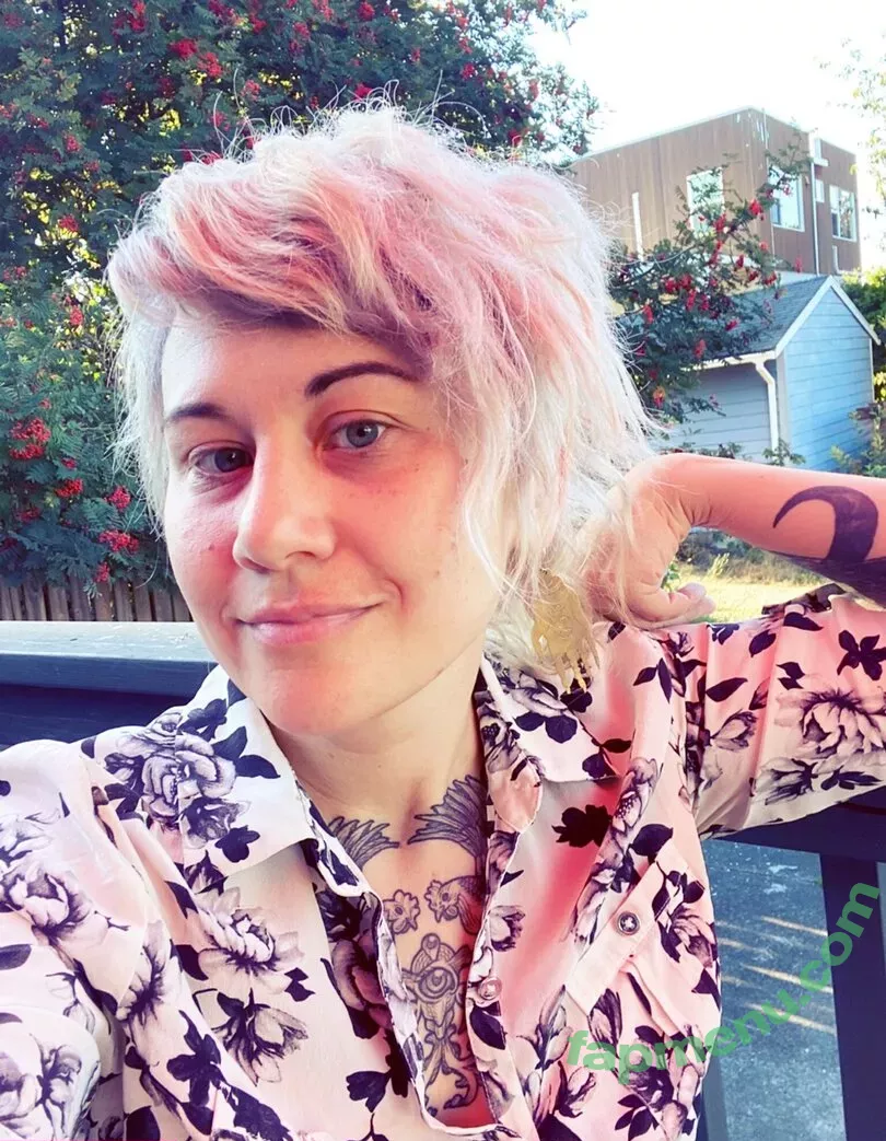 Holly Conrad nude photo #0043 (HollyConrad / commanderholly)