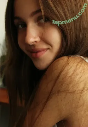 Holly Haim / hollyhaim nude photo #0128