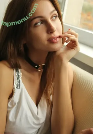 Holly Haim / hollyhaim nude photo #0131