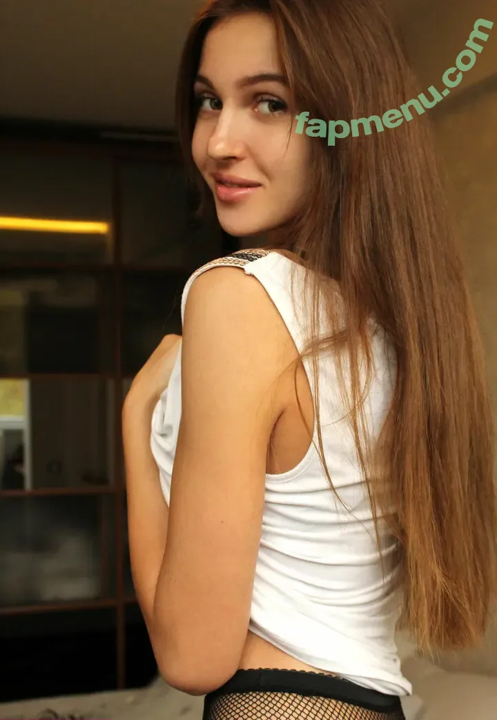 Holly Haim nude photo #0123 (hollyhaim)