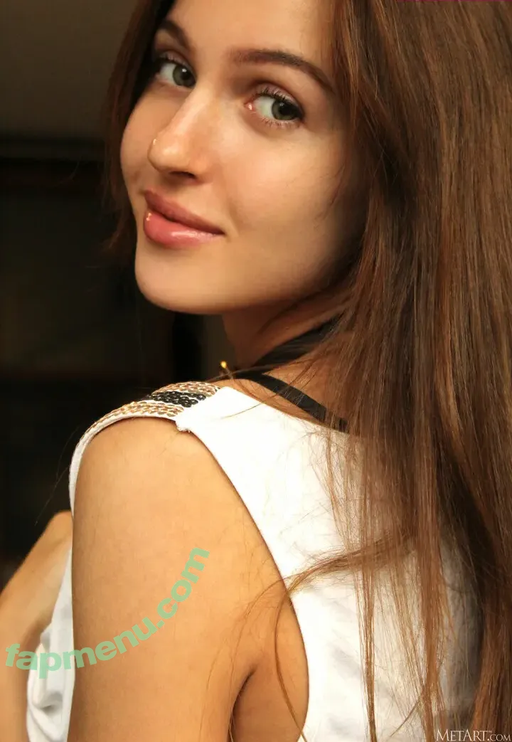 Holly Haim nude photo #0124 (hollyhaim)