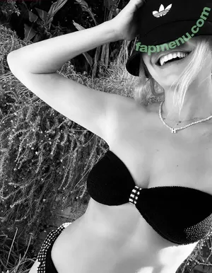 Holly Willoughby / hollywilloughby nude photo #0692