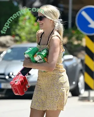 Holly Willoughby / hollywilloughby nude photo #0712