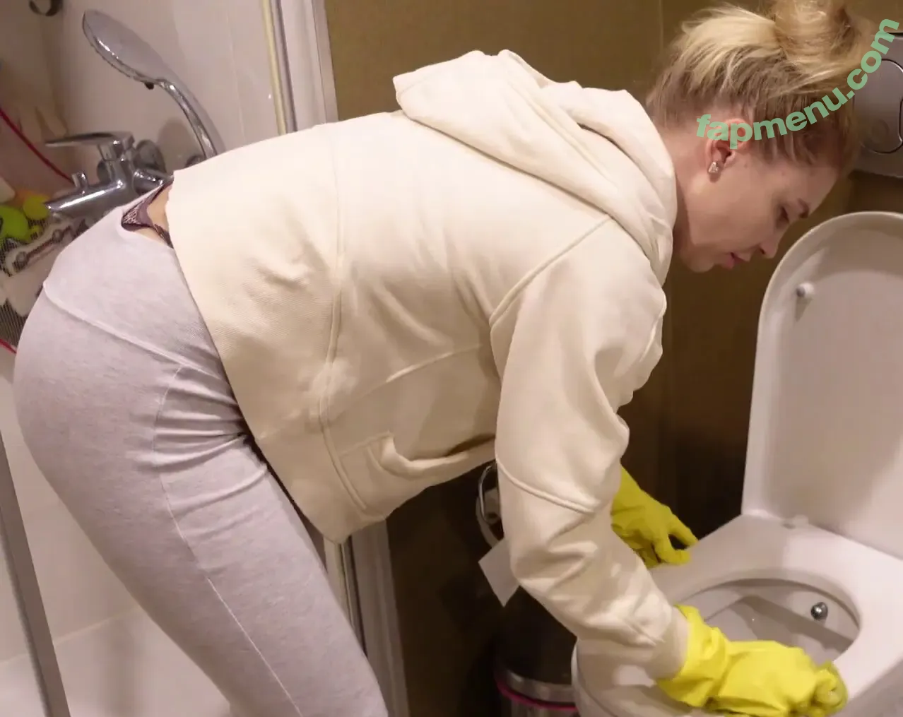 Homemaking nude photo #0484 (Homemaking)