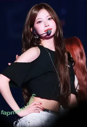Hong Eunchae 홍은채 / hhh.e_c.v nude photo #0001