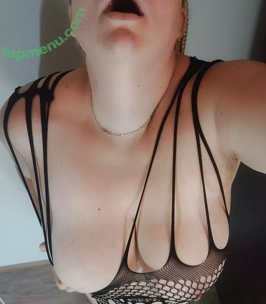 Horny Mummy nude photo #0002 (secrethornymom / squirrelthegirl)