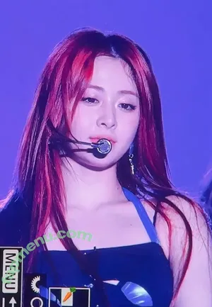 Huh Yunjin 허윤진 / LESSERAFIM / jenaissante nude photo #0037