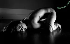  nude photo #0004