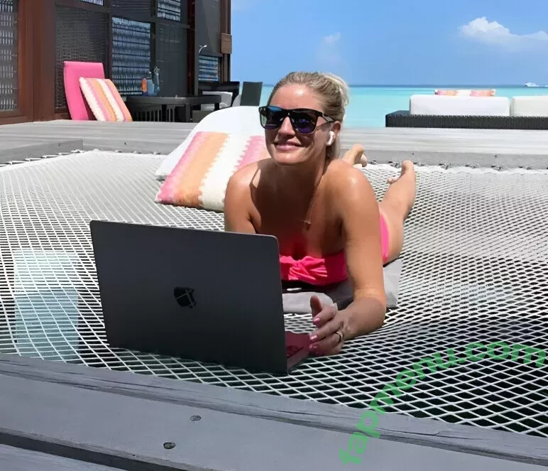 iJustine nude photo #0123 (Justine Ezarik)