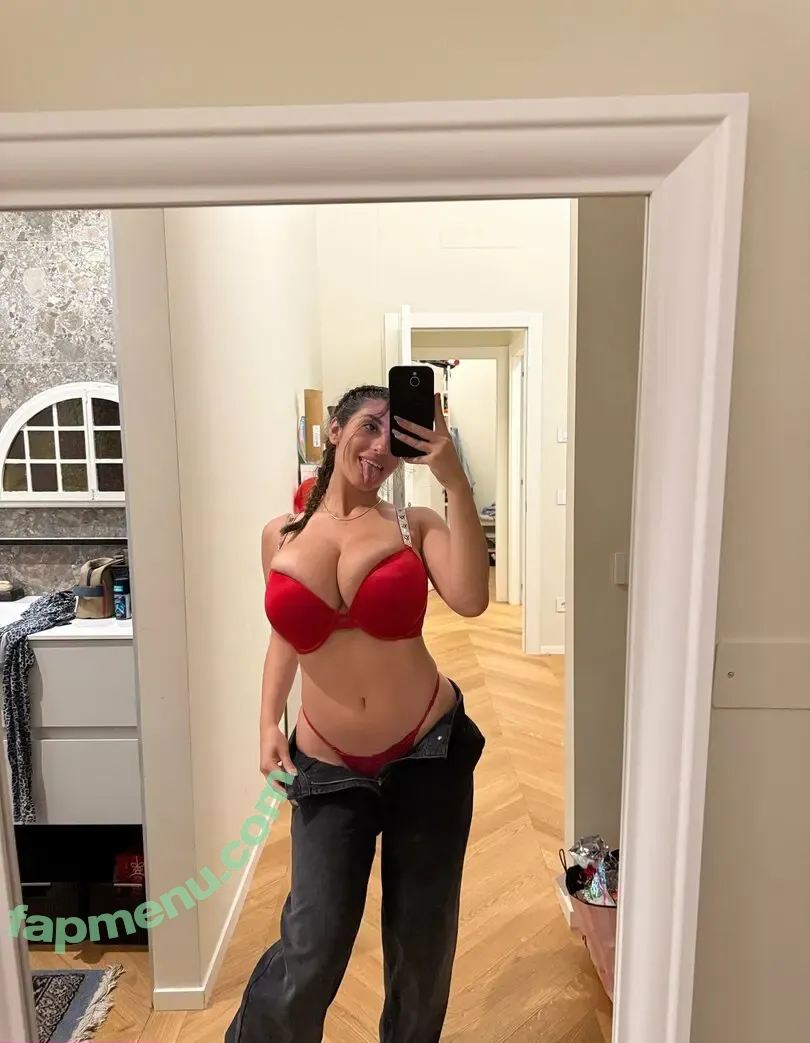 Ika D'Auria nude photo #0003 (bufalika / ika_dauria)