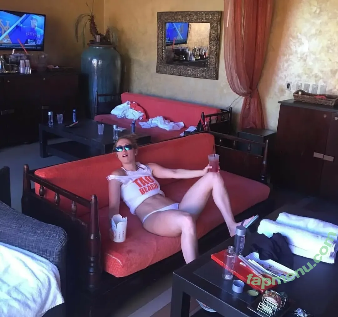 Iliza Shlesinger nude photo #0355 (iliza / ilizas)