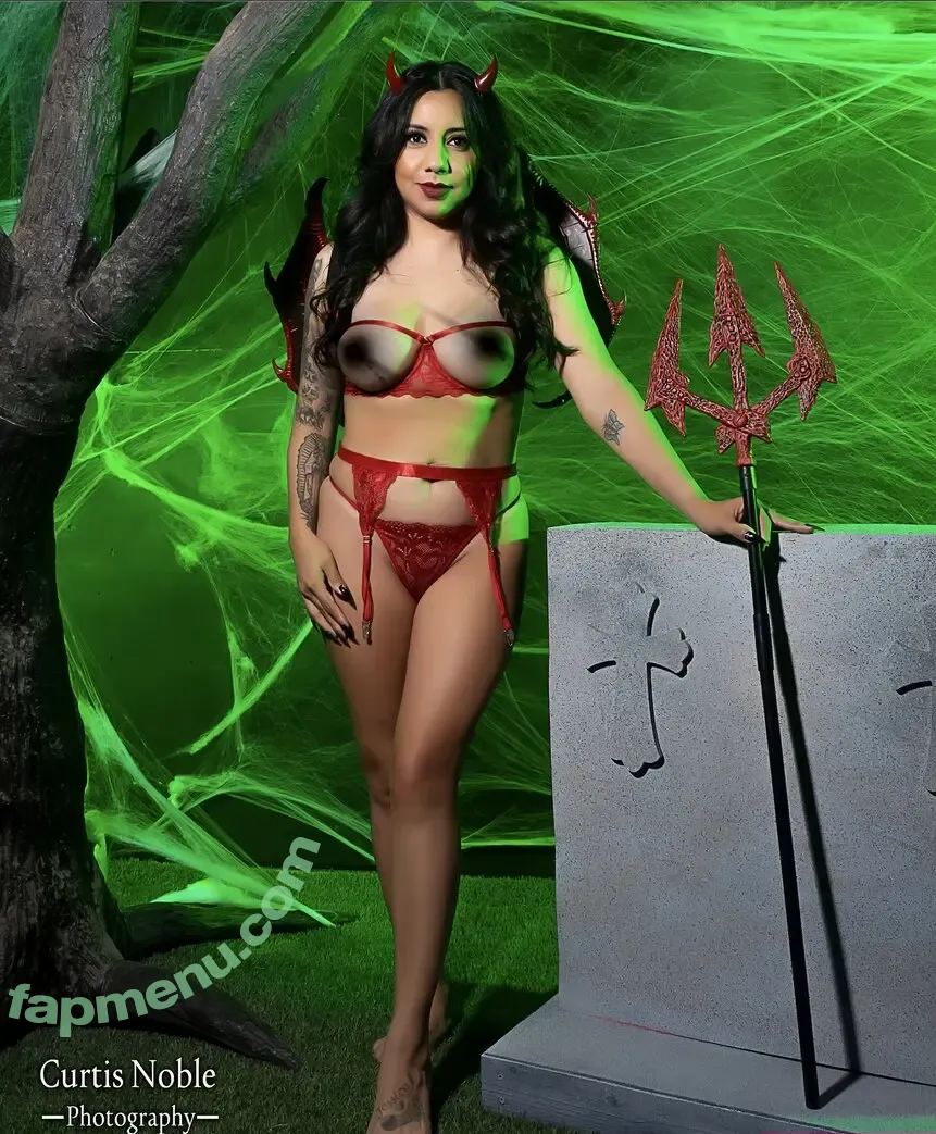 Iluvbacon nude photo #0115 (pamfila / sizzling_hot_bacon_)