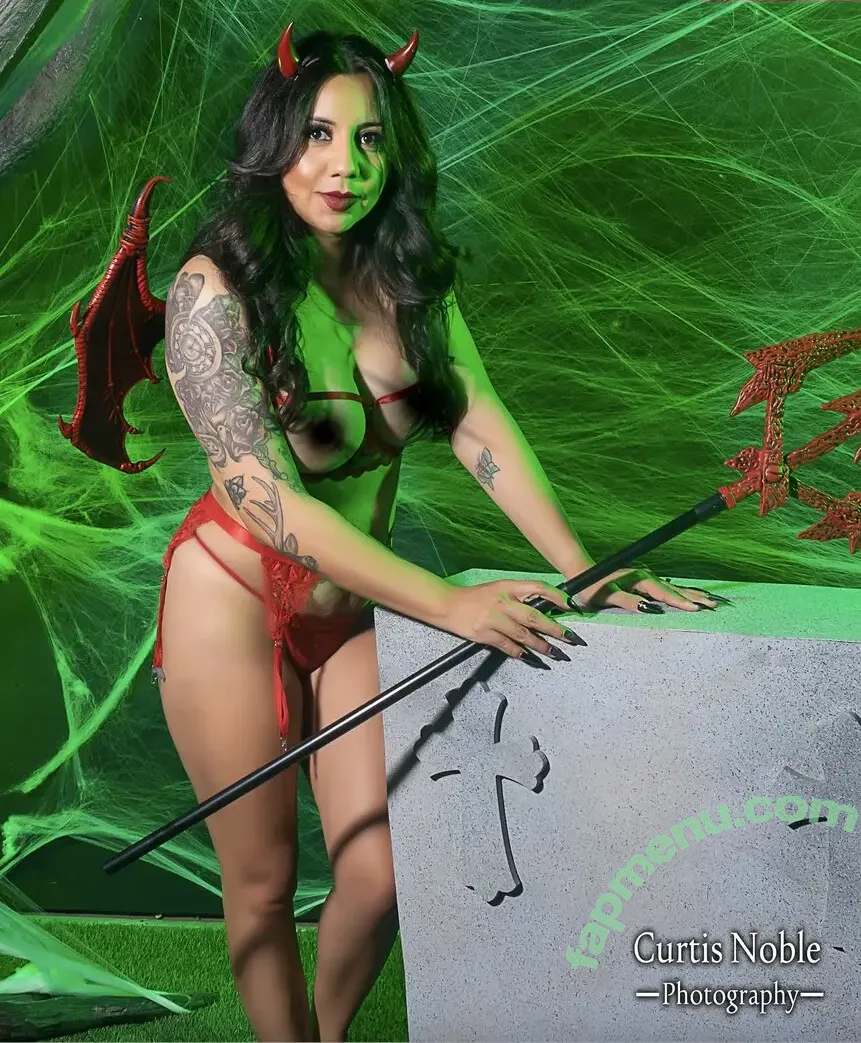 Iluvbacon nude photo #0117 (pamfila / sizzling_hot_bacon_)