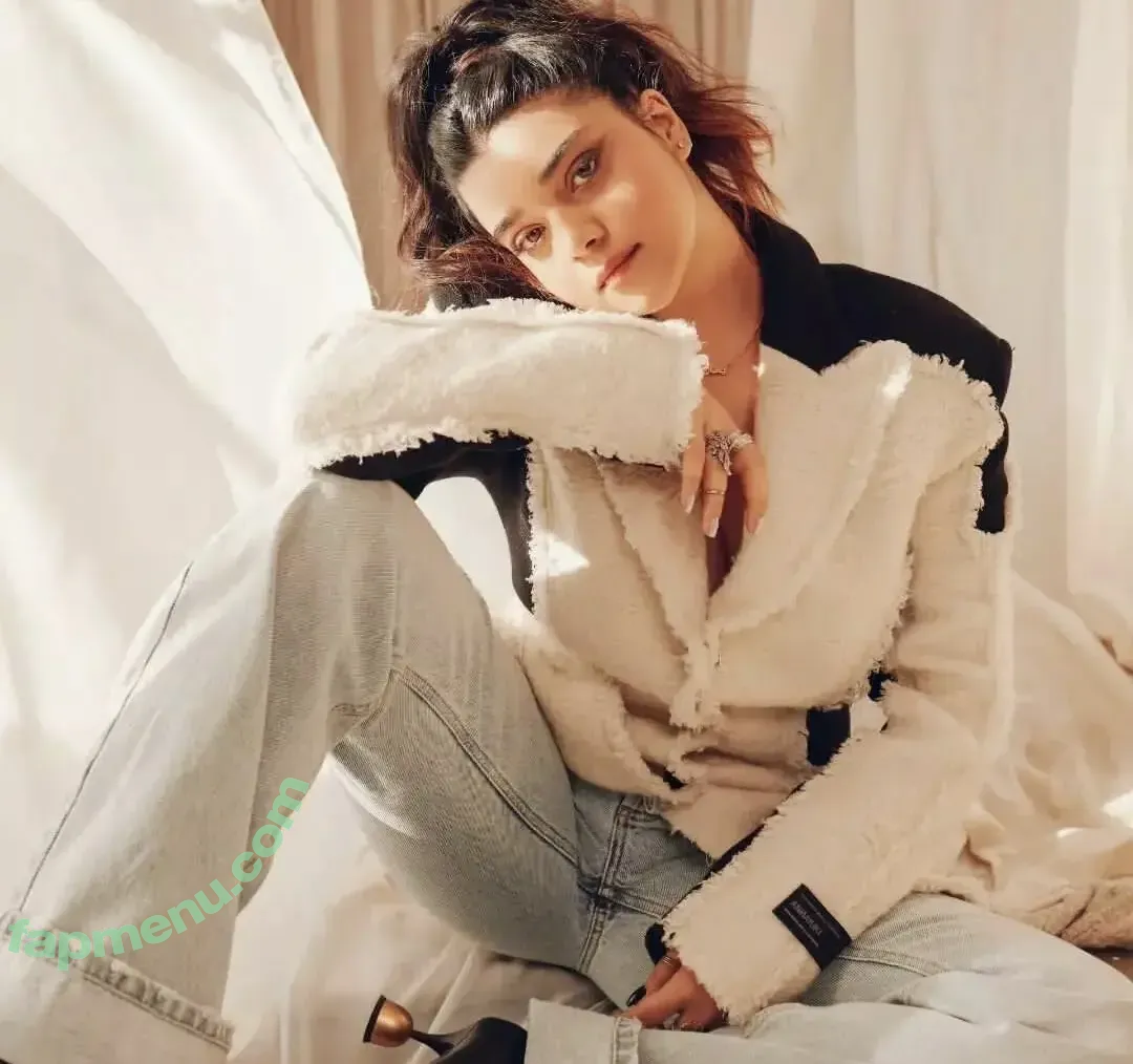 Iman Vellani nude photo #0222 (iman_vellani / imanvellaniactress)