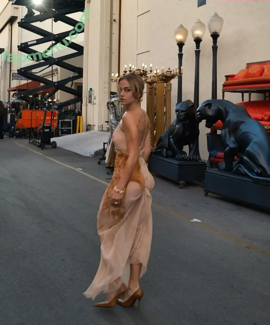 Inanna Sarkis nude photo #0021 (inanna / inannainanna)