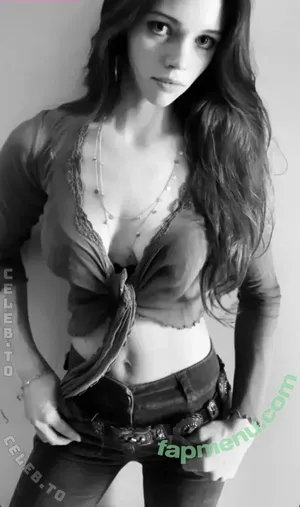 India Eisley / indiaeisley nude photo #0177