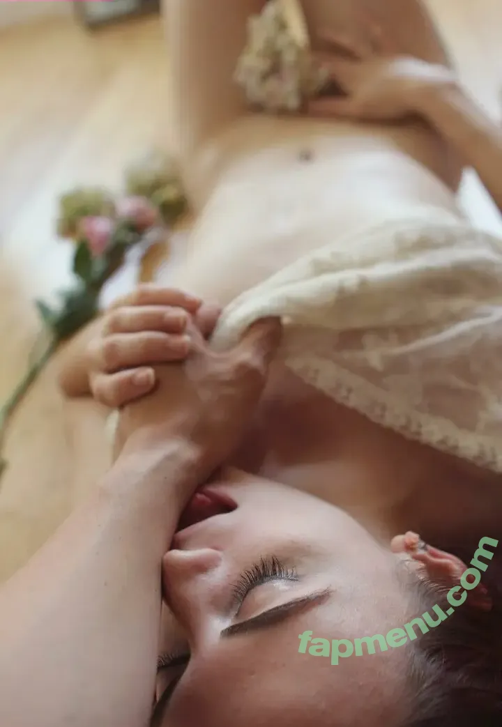 Insuh Yoon nude photo #0350 (Insuh Yoon)