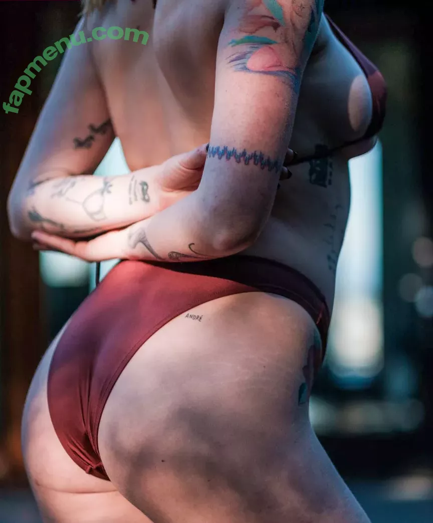 Ireland Baldwin nude photo #0016 (chloebaldwin... / irelandirelandireland)