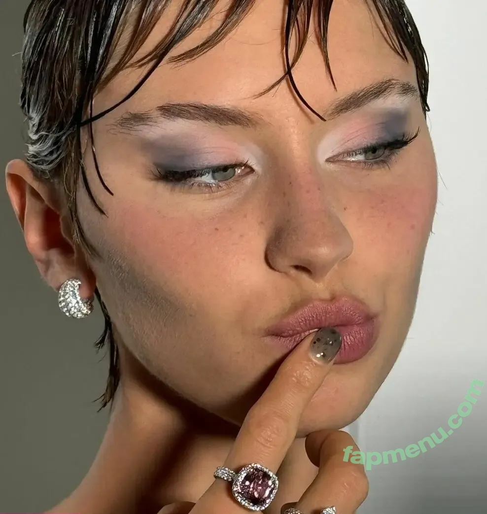 Iris Law nude photo #0040 (icelandicgirl69 / lirisaw)