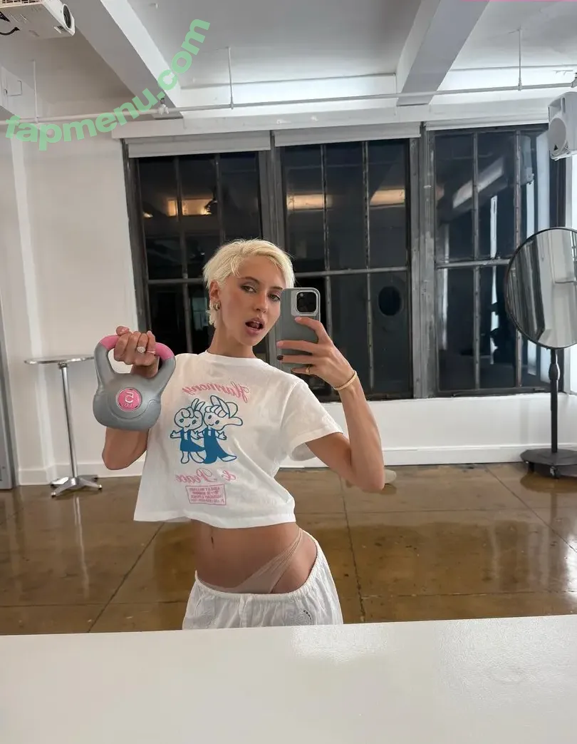 Iris Law nude photo #0353 (icelandicgirl69 / lirisaw)