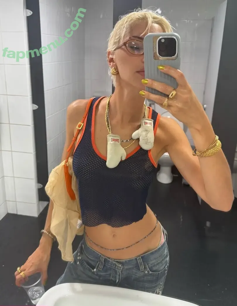 Iris Law nude photo #0368 (icelandicgirl69 / lirisaw)