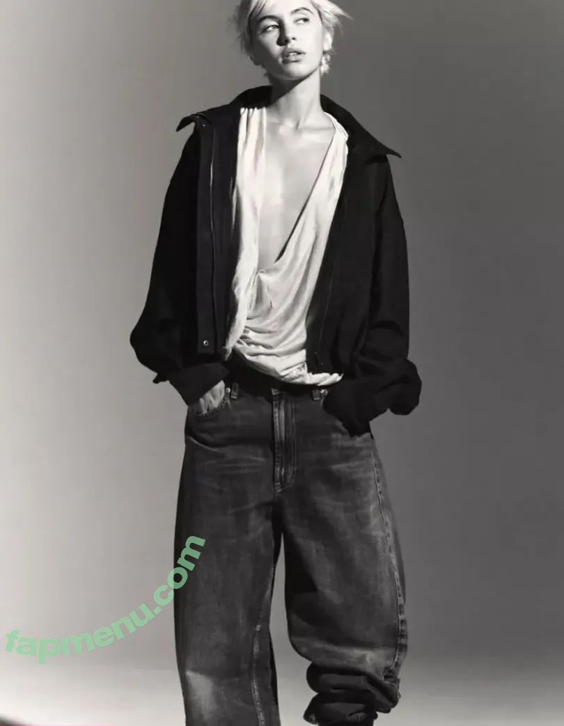 Iris Law nude photo #0388 (icelandicgirl69 / lirisaw)