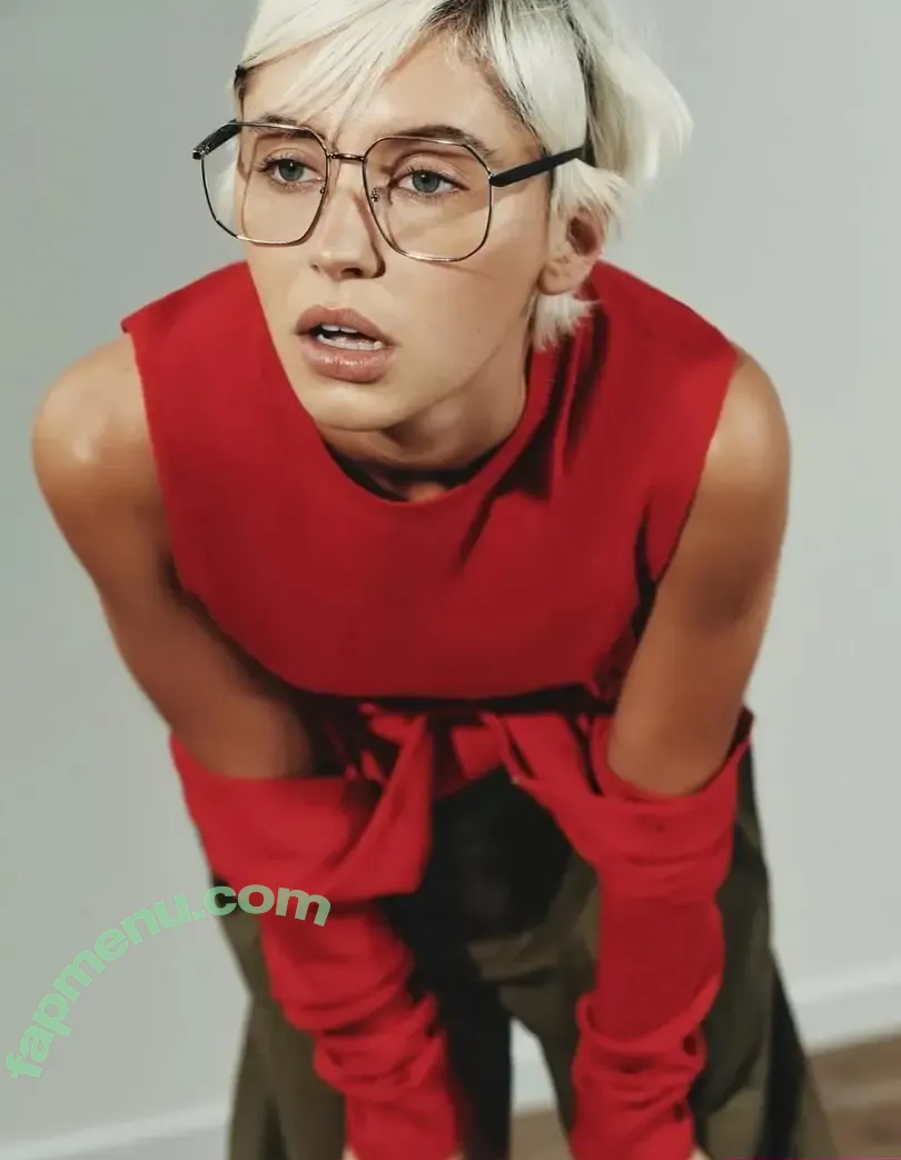 Iris Law nude photo #0389 (icelandicgirl69 / lirisaw)