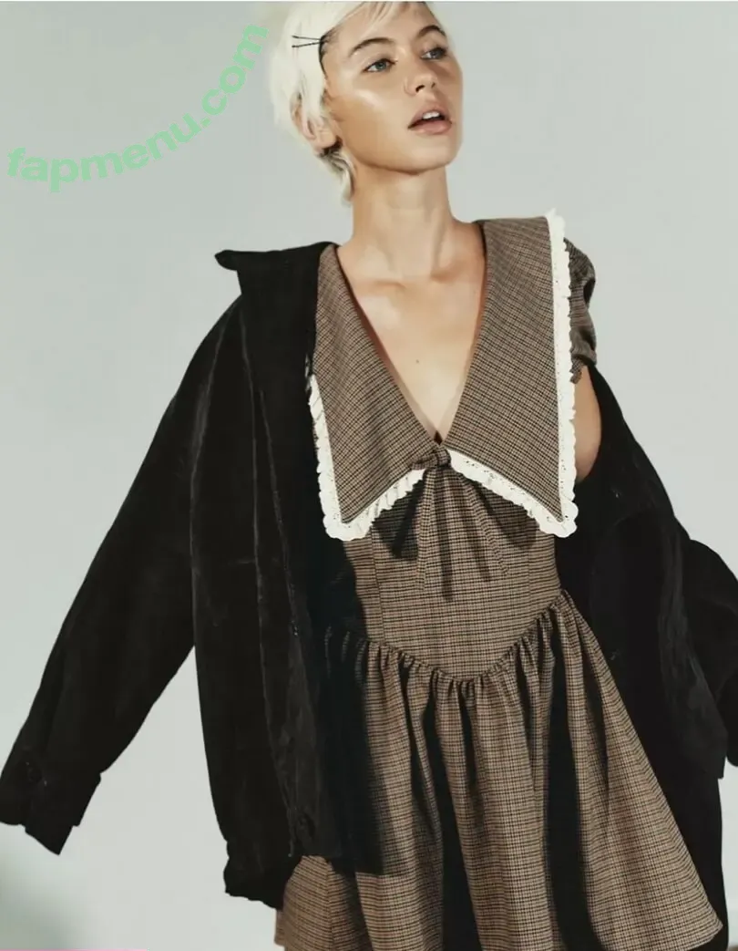 Iris Law nude photo #0397 (icelandicgirl69 / lirisaw)