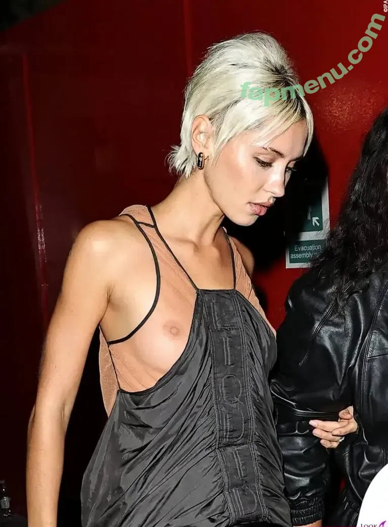 Iris Law nude photo #0407 (icelandicgirl69 / lirisaw)