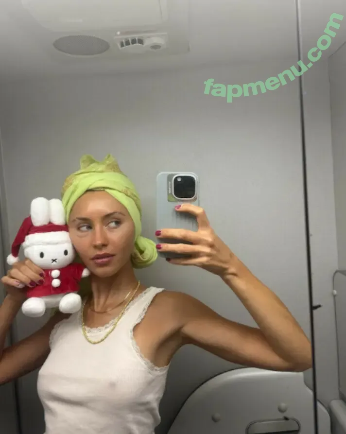 Iris Law nude photo #0410 (icelandicgirl69 / lirisaw)