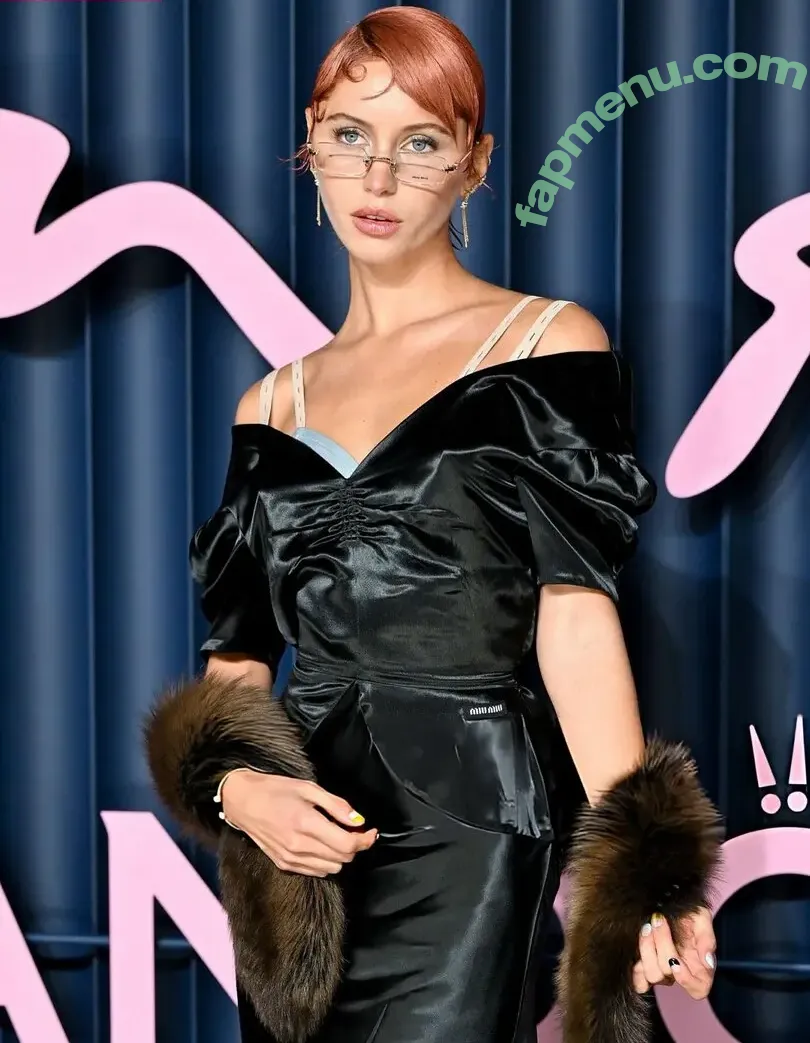 Iris Law nude photo #0416 (icelandicgirl69 / lirisaw)