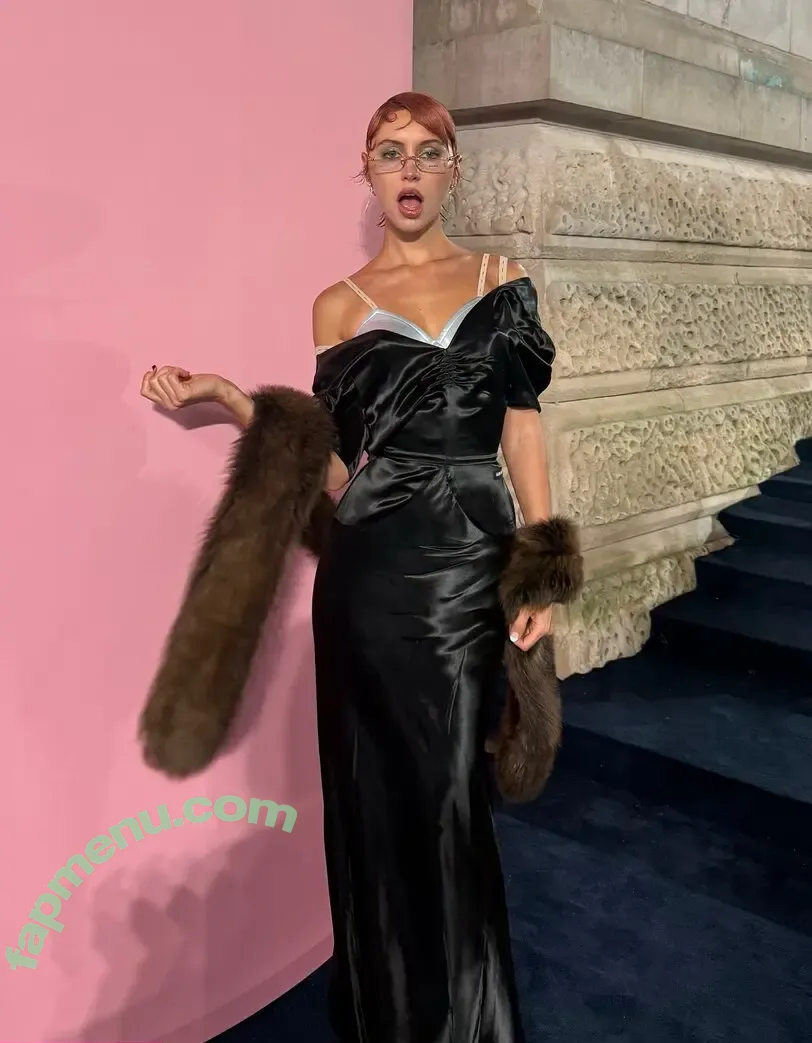 Iris Law nude photo #0418 (icelandicgirl69 / lirisaw)