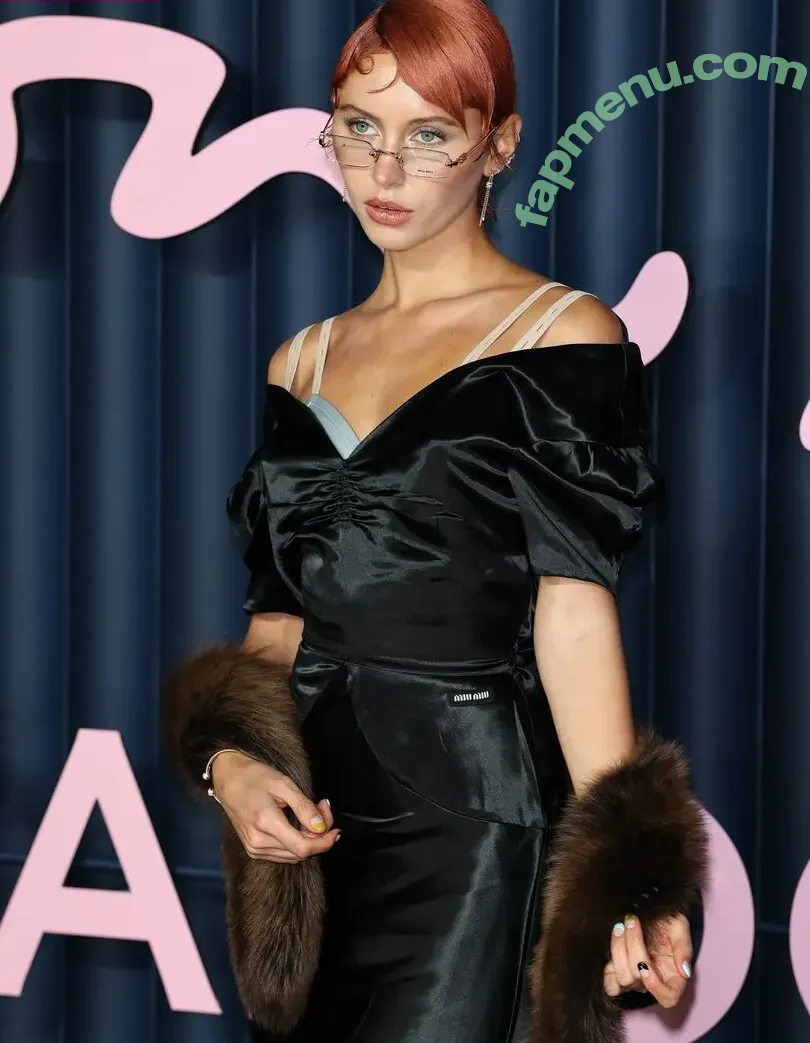 Iris Law nude photo #0422 (icelandicgirl69 / lirisaw)