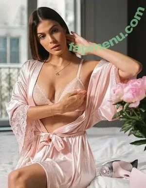 Iris Mittenaere / irismittenaere / summerxiris nude photo #0049