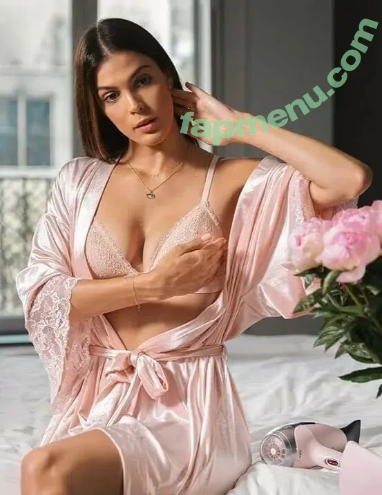 Iris Mittenaere nude photo #0049 (irismittenaere / summerxiris)