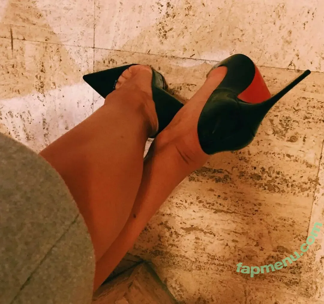 Iris Mittenaere nude photo #0145 (irismittenaere / summerxiris)