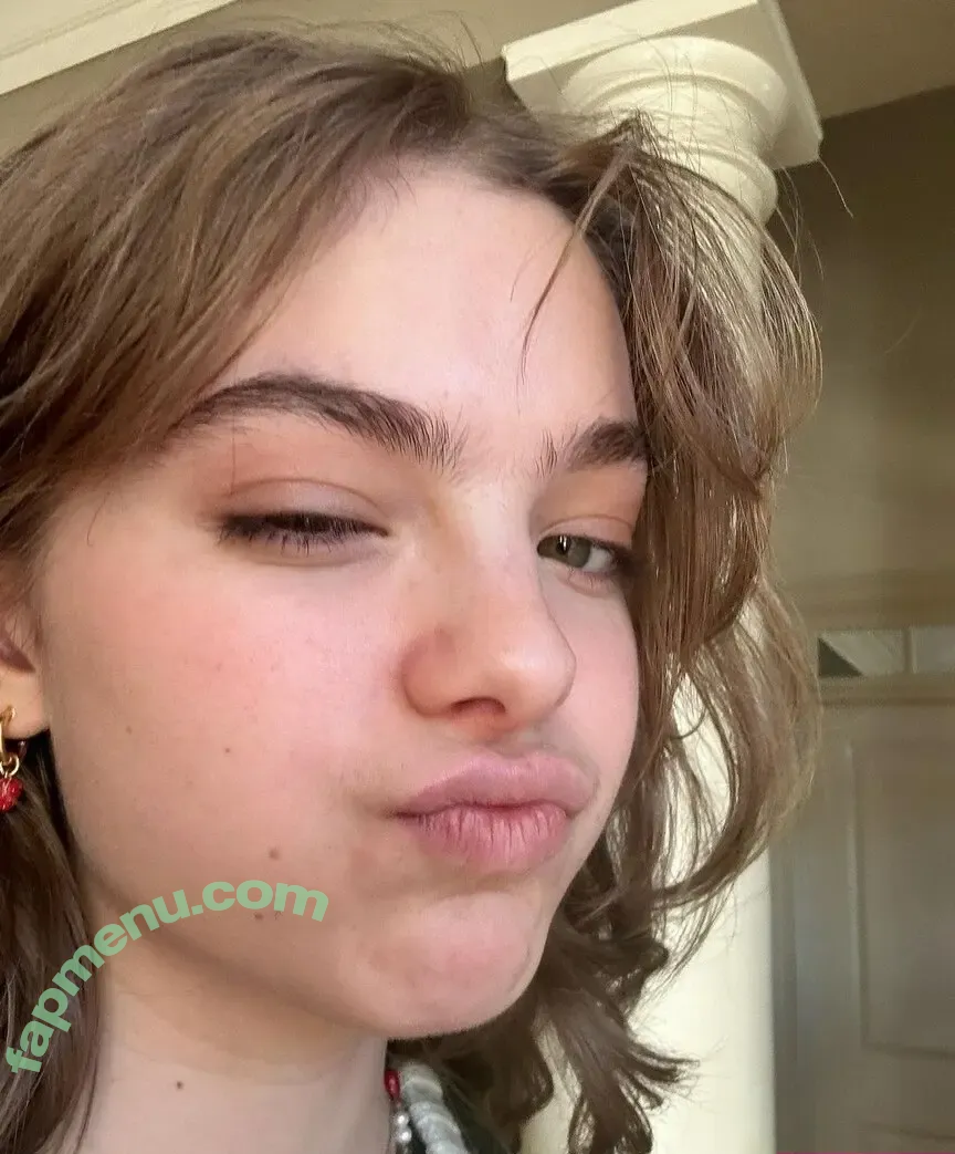 Isabel Myers nude photo #0004 (isabelmyers_s / shycutegf)