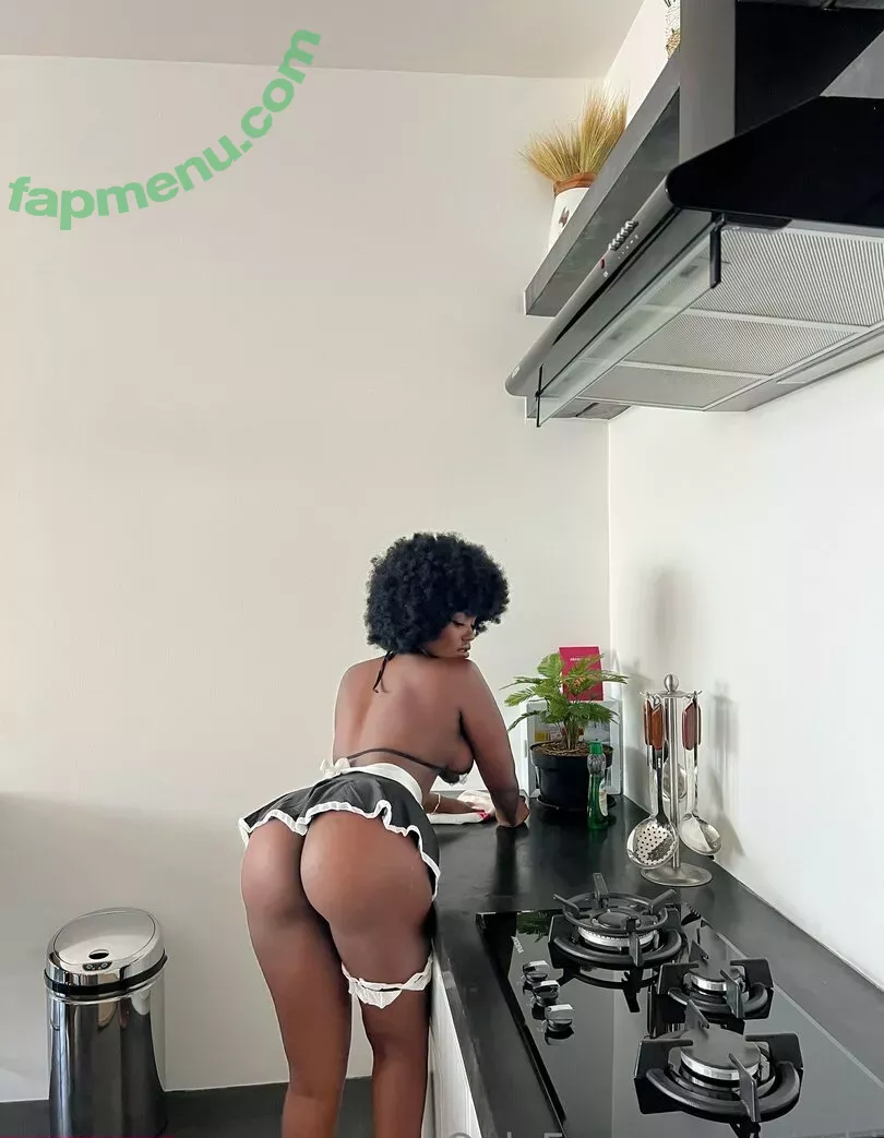 Isimbi nude photo #0060 (Isimbi Yvonne / iamisimbiyvonne_00)