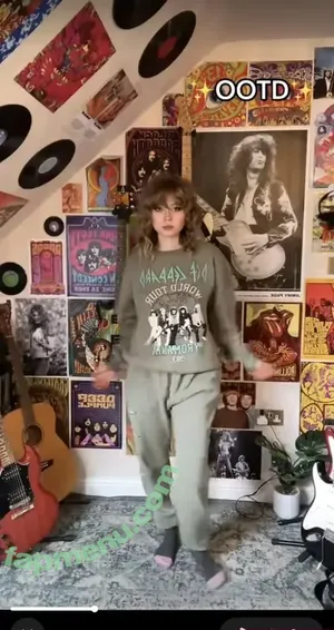 Issy Allen / Allen_Issy / Issy_Allen / izzy_allen nude photo #0075