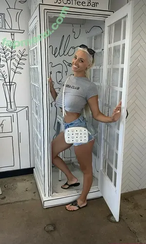 itshollyday / _itshollyday nude photo #0078