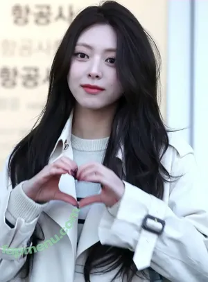 itzy.all.in.us / Shin Yu Na / Yuna ITZY / 유나 nude photo #0362