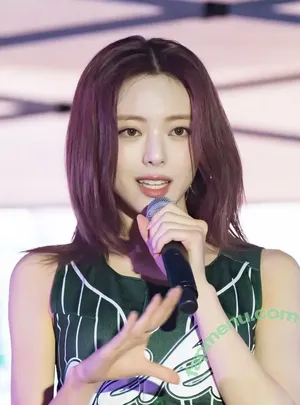 itzy.all.in.us / Shin Yu Na / Yuna ITZY / 유나 nude photo #0830