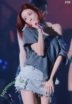itzy.all.in.us / Shin Yu Na / Yuna ITZY / 유나 nude photo #0895