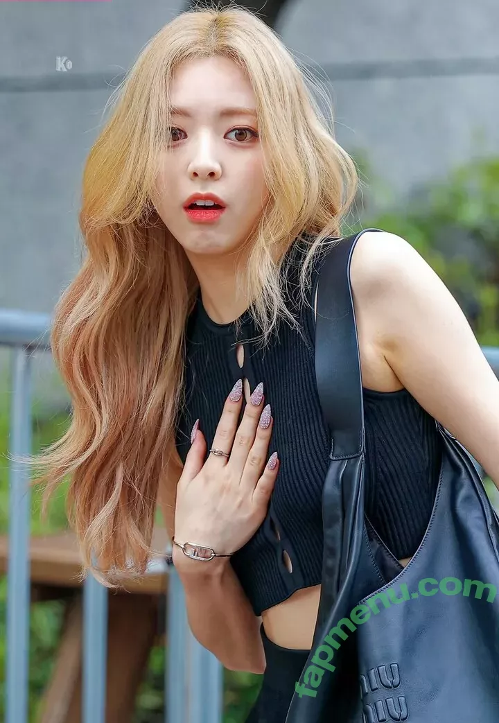 itzy.all.in.us nude photo #0217 (Shin Yu Na / Yuna ITZY / 유나)