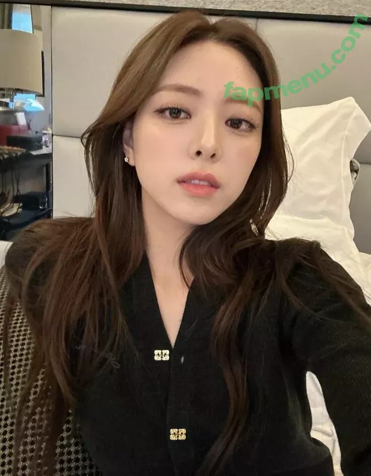 itzy.all.in.us nude photo #0251 (Shin Yu Na / Yuna ITZY / 유나)