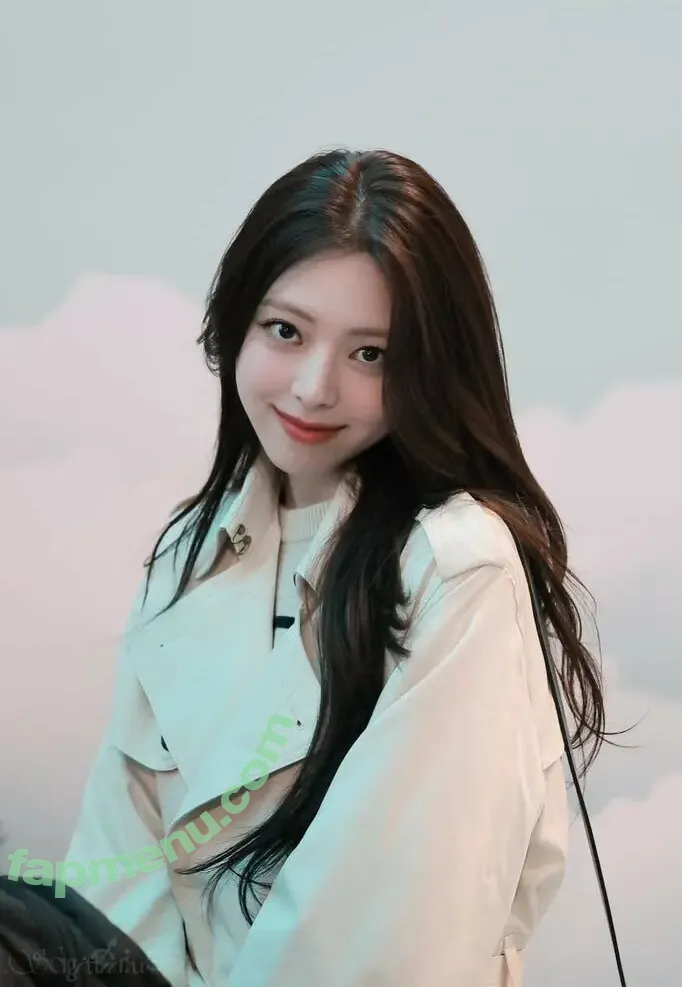 itzy.all.in.us nude photo #0334 (Shin Yu Na / Yuna ITZY / 유나)